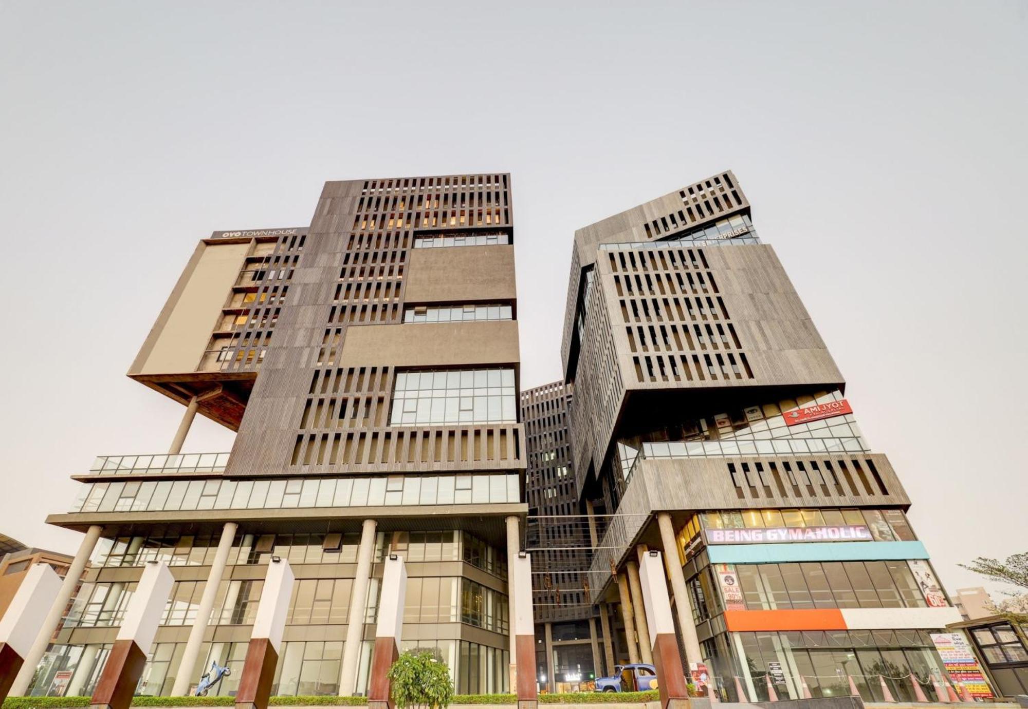 Super Townhouse Rajyash Rise Hotell Sarkhej Exteriör bild