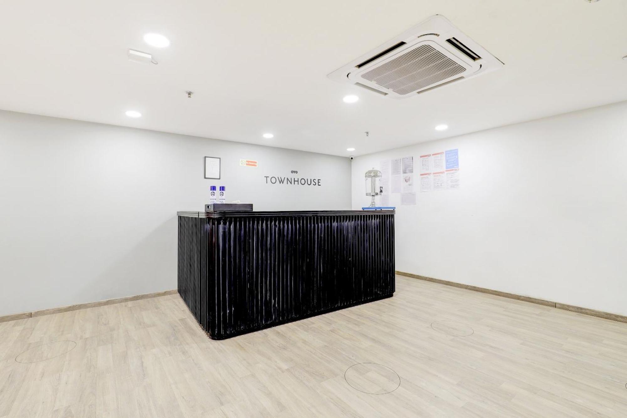Super Townhouse Rajyash Rise Hotell Sarkhej Exteriör bild