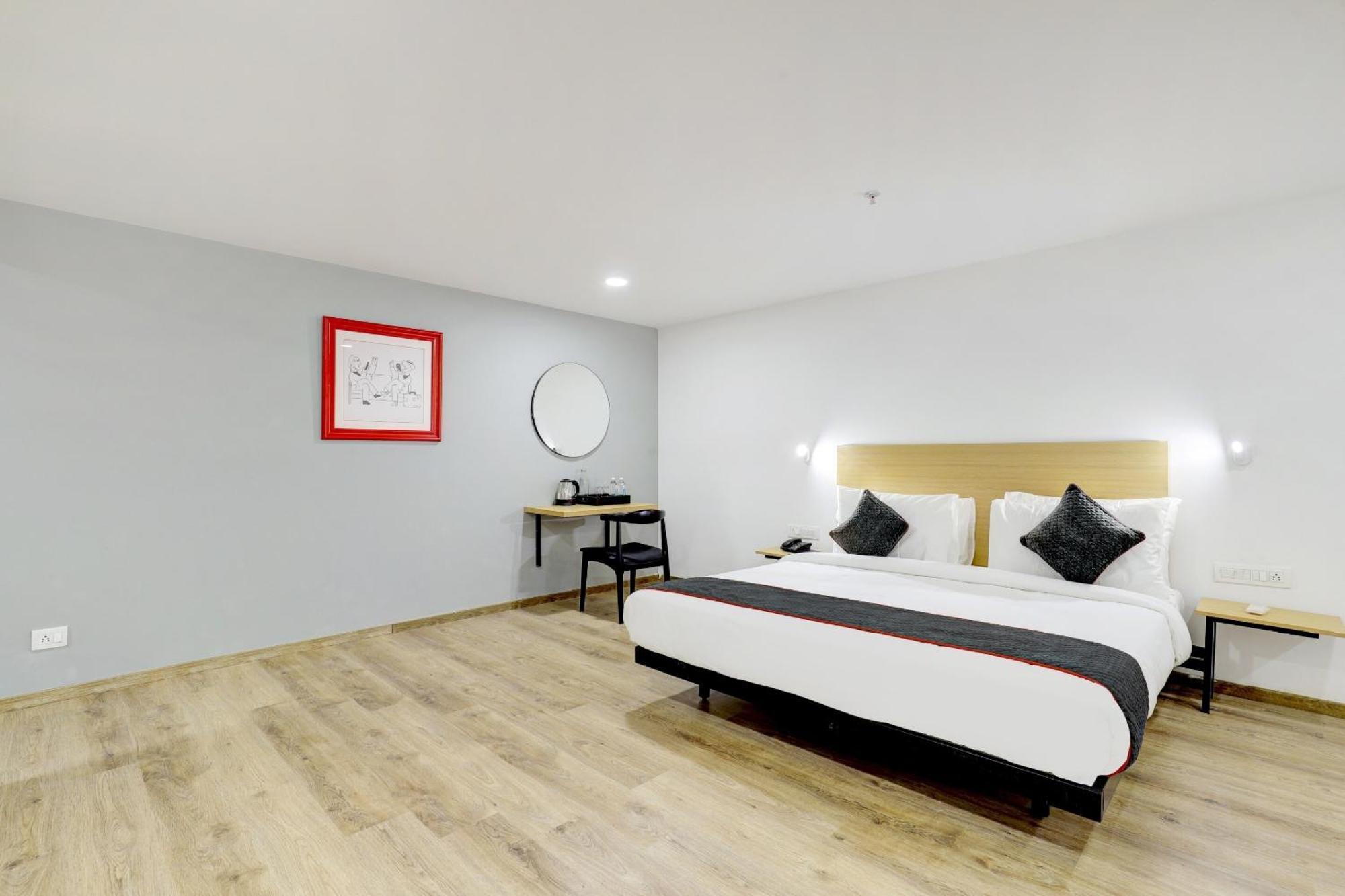 Super Townhouse Rajyash Rise Hotell Sarkhej Exteriör bild