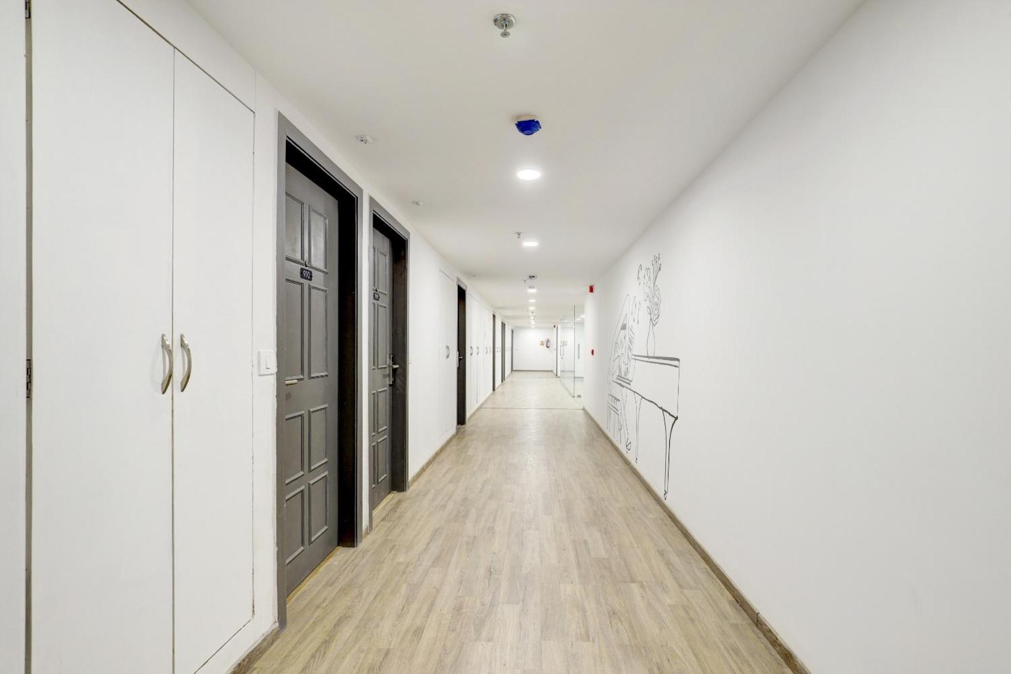 Super Townhouse Rajyash Rise Hotell Sarkhej Exteriör bild